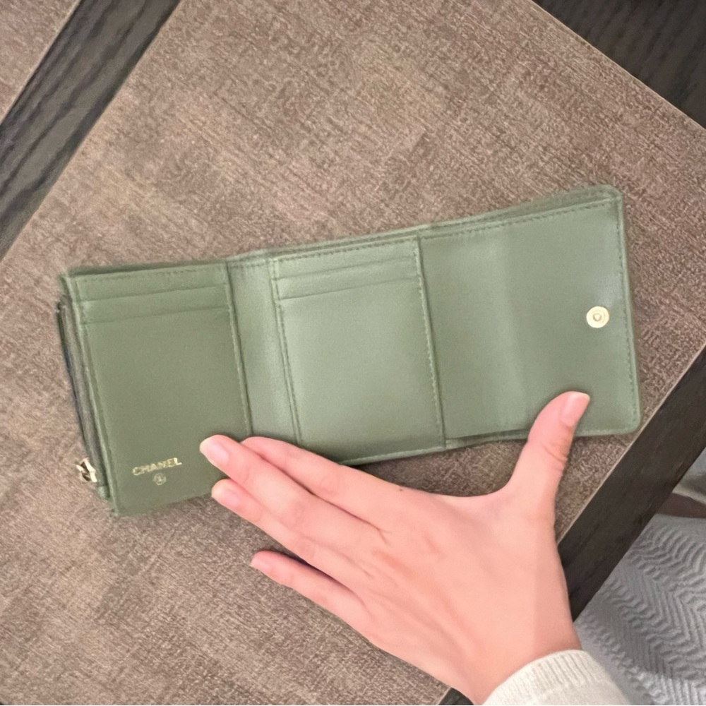 CHANEL Olive Quilted Card Holder - Picture 4 of 14